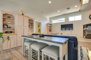 House (1 Bedroom) | Interior - Luxe Pasadena Casita w/ Fireplace & Grill (Pasadena)