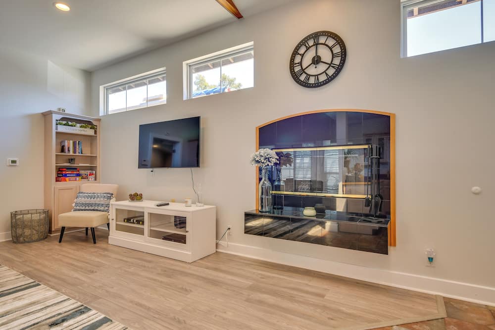 Luxe Pasadena Casita w/ Fireplace & Grill - Creston Way, WY