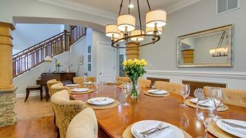 House (5 Bedrooms) | Interior