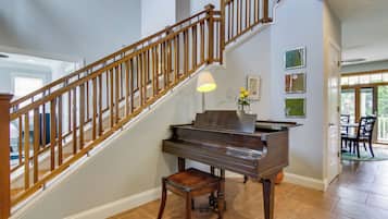 House (5 Bedrooms) | Interior