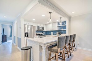 Microwave, oven, stovetop, dishwasher - Charming Coastal Retreat: Central Location! (Wilmington)