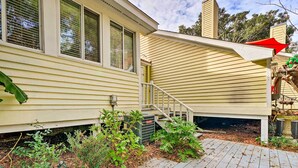 Unclassified image, 2 of 29, button - Charming Coastal Retreat: Central Location! (Wilmington)