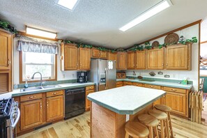 House (4 Bedrooms) | Private kitchen | Microwave, oven, stovetop, dishwasher