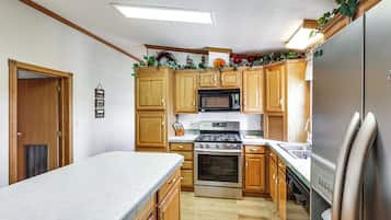 House (4 Bedrooms) | Private kitchen | Microwave, oven, stovetop, dishwasher