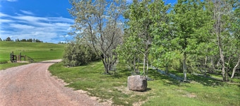Hermosa Home w/ Deck: 2 Mi to Custer State Park!