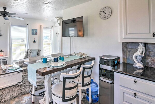 Dining - Sunny Freeport Home w/ Deck & Ocean Views! (Freeport)