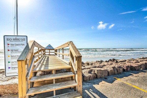 Beach towels - Sunny Freeport Home w/ Deck & Ocean Views! (Freeport)