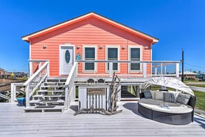 Terrace/patio - Sunny Freeport Home w/ Deck & Ocean Views! (Freeport)