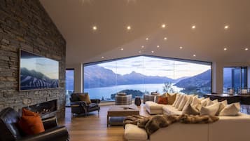 Smart TV, chimenea y estéreo