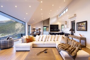 Smart-TV, Kamin, Stereoanlage
