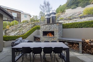 Outdoor dining - Ti Tihi - Overlooking Queenstown and Lake Wakatipu (Queenstown)