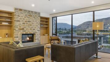 Smart TV, fireplace, stereo