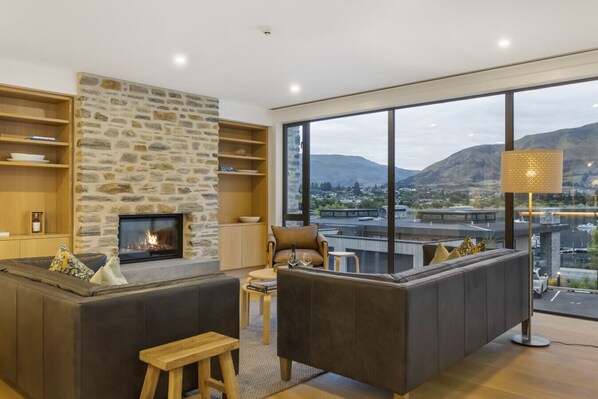 TV connectée, cheminée, chaîne hi-fi