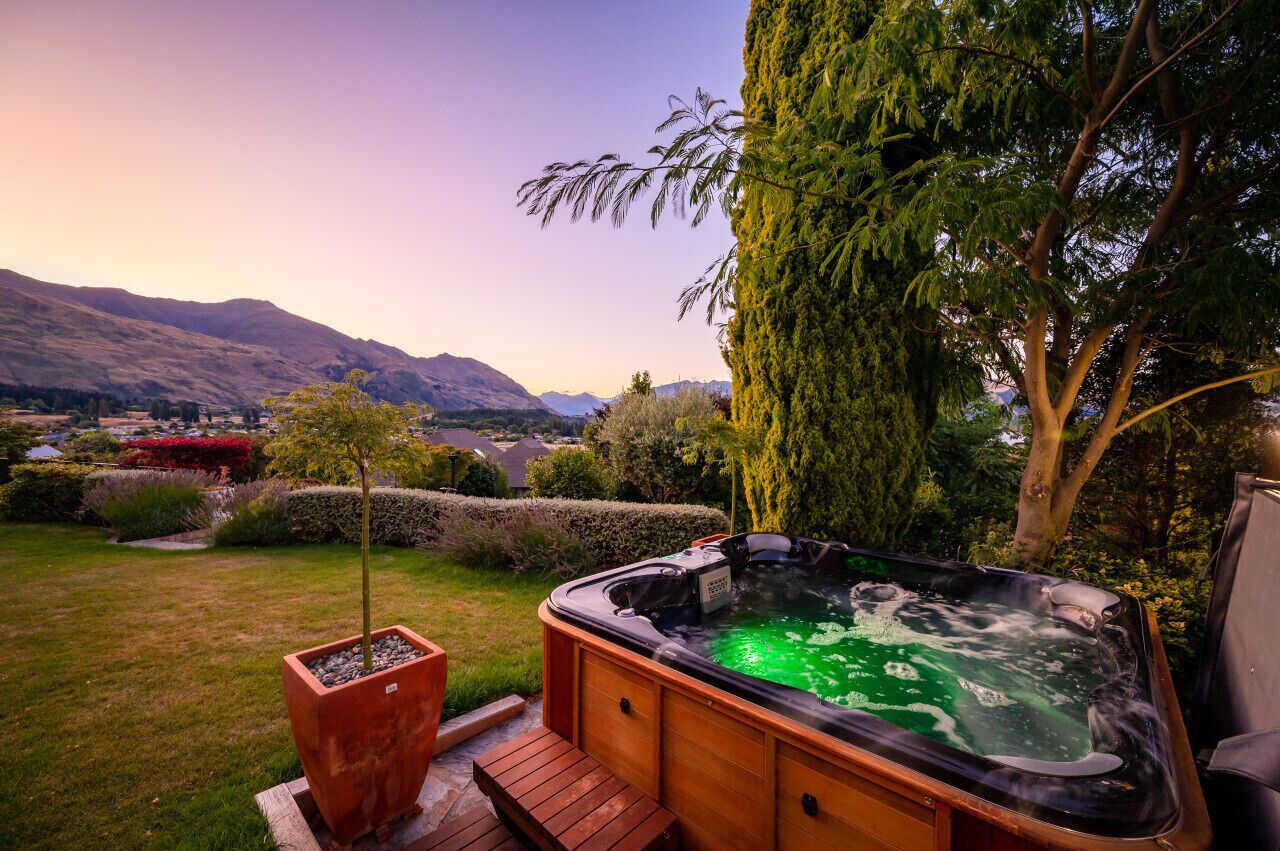 Un bain à remous dans un jardin avec vue sur les montagnes.