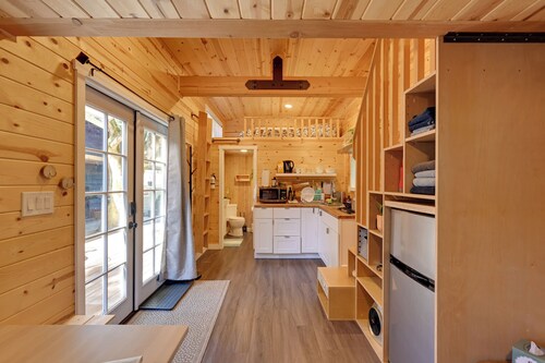 Modern Lynnwood Tiny House: 16 Mi to Seattle!