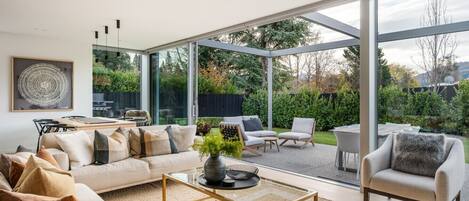 Smart TV, chimenea, tenis de mesa y libros