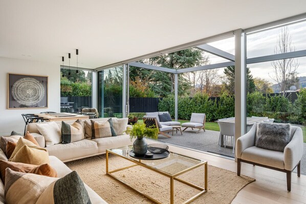 TV connectée, cheminée, table de tennis de table, livres