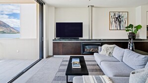 Smart-TV, peis, bøker og stereoanlegg