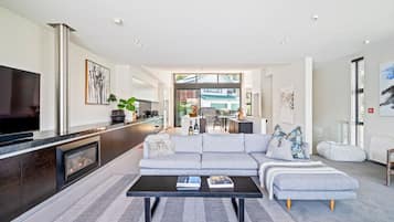 Smart-TV, Kamin, Bücher, Stereoanlage