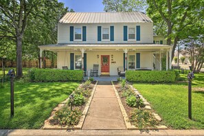 House (5 Bedrooms) | Interior - Grand Fredericksburg Retreat - Walk to Main St! (Fredericksburg)