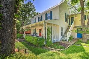 House (5 Bedrooms) | Interior - Grand Fredericksburg Retreat - Walk to Main St! (Fredericksburg)