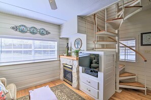 House (5 Bedrooms) | Interior - Grand Fredericksburg Retreat - Walk to Main St! (Fredericksburg)