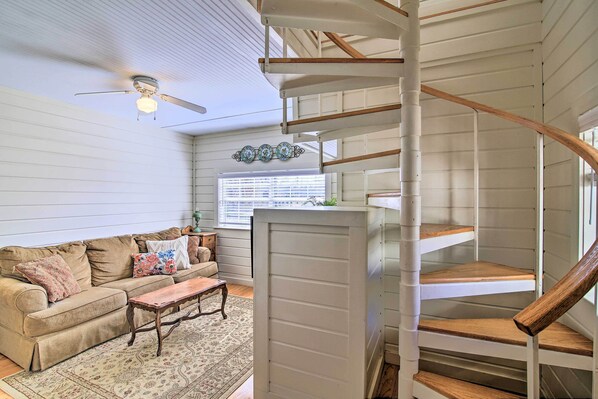 House (5 Bedrooms) | Interior - Grand Fredericksburg Retreat - Walk to Main St! (Fredericksburg)