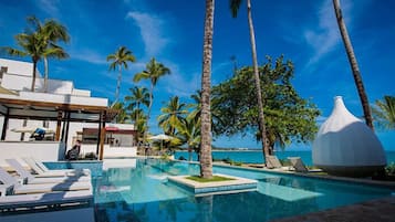 2 outdoor pools