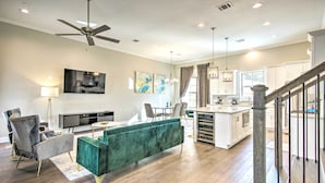 Living area - Chic Central Houston Home w/ Rooftop Deck! (Houston)