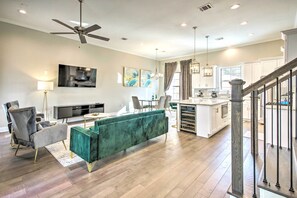 TV - Chic Central Houston Home w/ Rooftop Deck! (Houston)