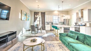 Living area - Chic Central Houston Home w/ Rooftop Deck! (Houston)