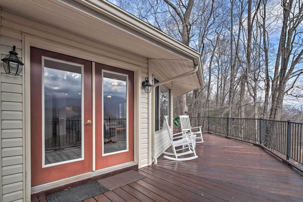 Charming Burnsville Apt w/ Mountain Views & Deck! - Mitchell Falls, NC