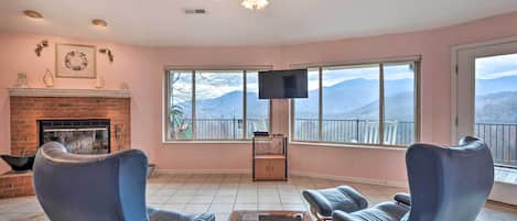 Apartamento (1 Bedroom) | Área de estar | TV, lareira, DVD player