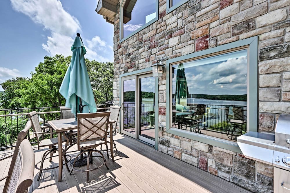 Luxe Group Home w/ Boat Dock in Lake of the Ozarks - Iberia, MO