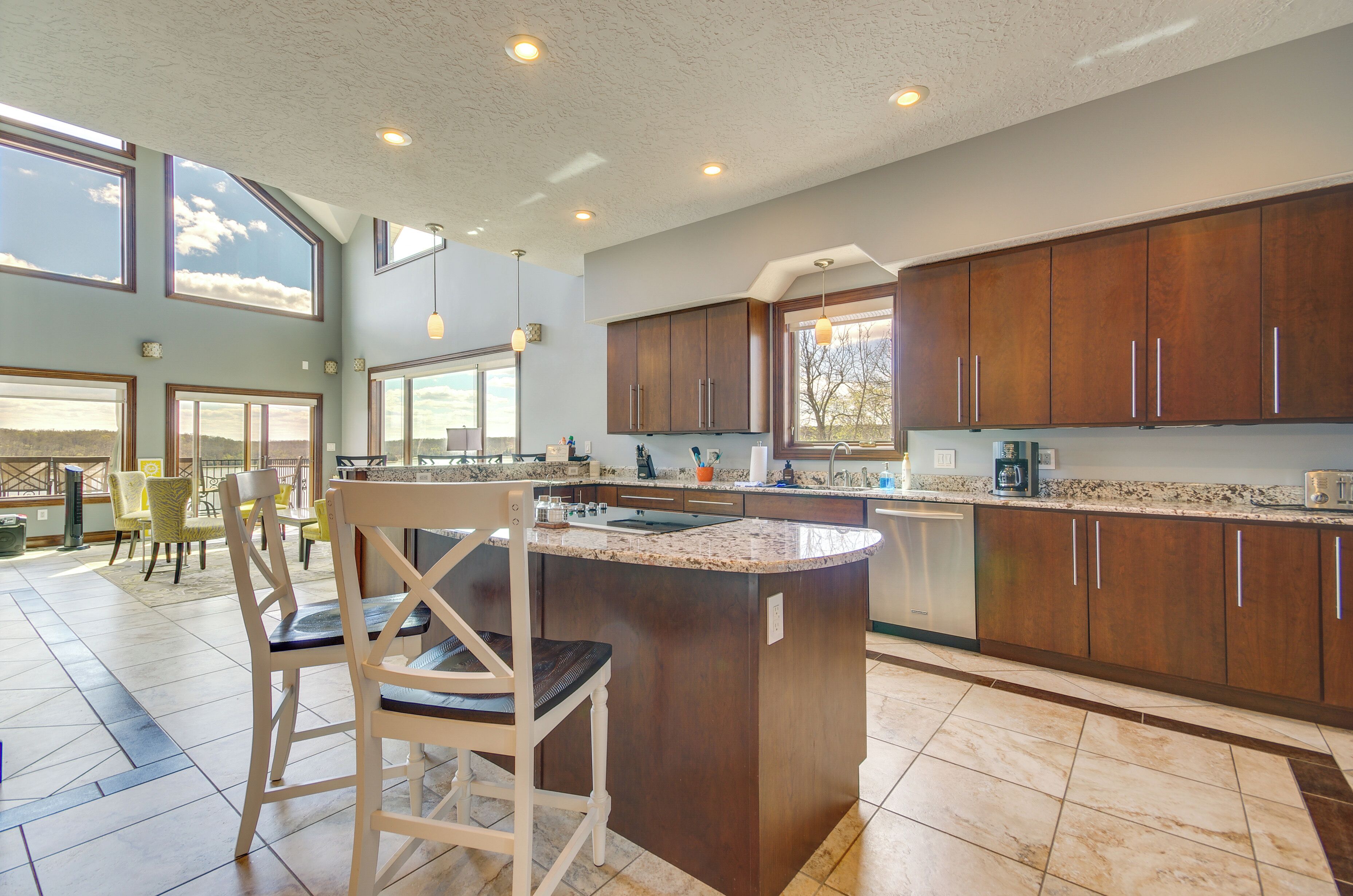 House (5 Bedrooms) | Interior