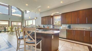 House (5 Bedrooms) | Interior