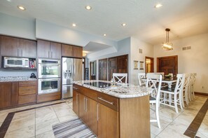 House (5 Bedrooms) | Interior