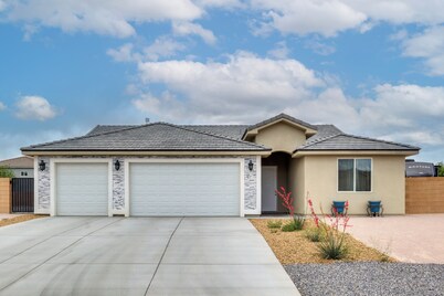 Patio & Fenced-in Yard: Desert Oasis in Pahrump!