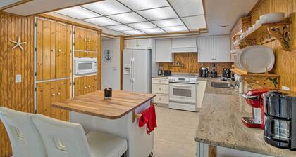 Pet-friendly Sebastian Home on Lake; Golf Nearby