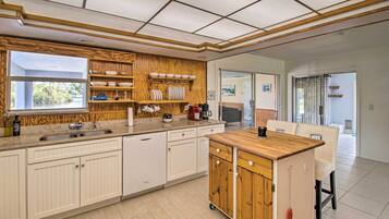 House (3 Bedrooms) | Private kitchen | Microwave, oven, stovetop, dishwasher