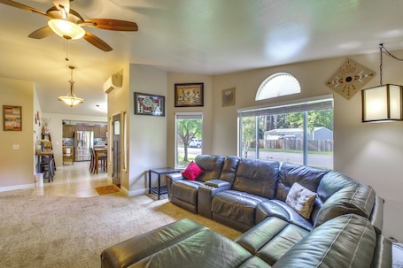 ํ์ฐ์ค (3 Bedrooms) | ๊ฑฐ์ค ๊ณต๊ฐ | TV, ๋ฒฝ๋๋ก, ์ฑ