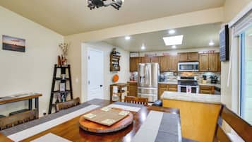 House (3 Bedrooms) | Interior