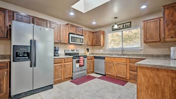House (3 Bedrooms) | Private kitchen | Microwave, oven, stovetop, dishwasher