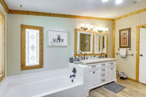 House (4 Bedrooms) | Interior - 13 Mi to Silver Springs: Pet Friendly Getaway! (Silver Springs)