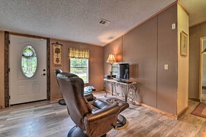 Interior - 13 Mi to Silver Springs: Pet Friendly Getaway! (Silver Springs)