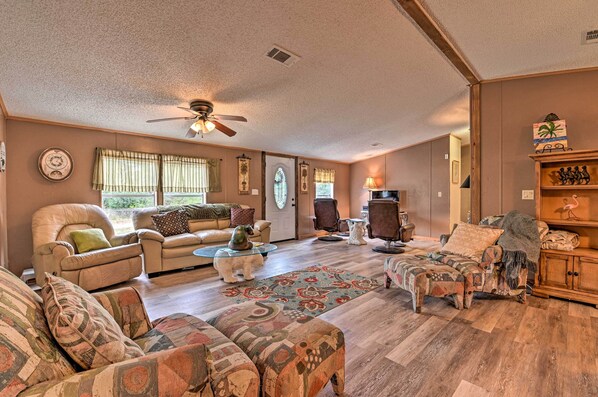 Interior - 13 Mi to Silver Springs: Pet Friendly Getaway! (Silver Springs)