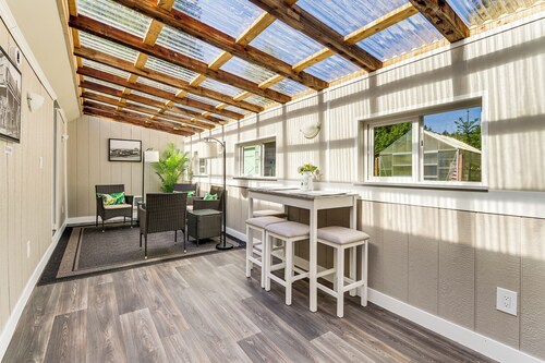 Charming Updated Retreat Walk to Lake Stevens!