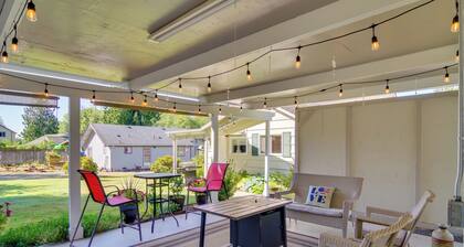 Charming Updated Retreat Walk to Lake Stevens!