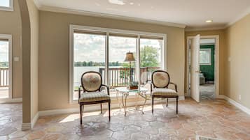 ํ์ฐ์ค (5 Bedrooms) | ๋ด๋ถ