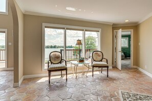 House (5 Bedrooms) | Interior